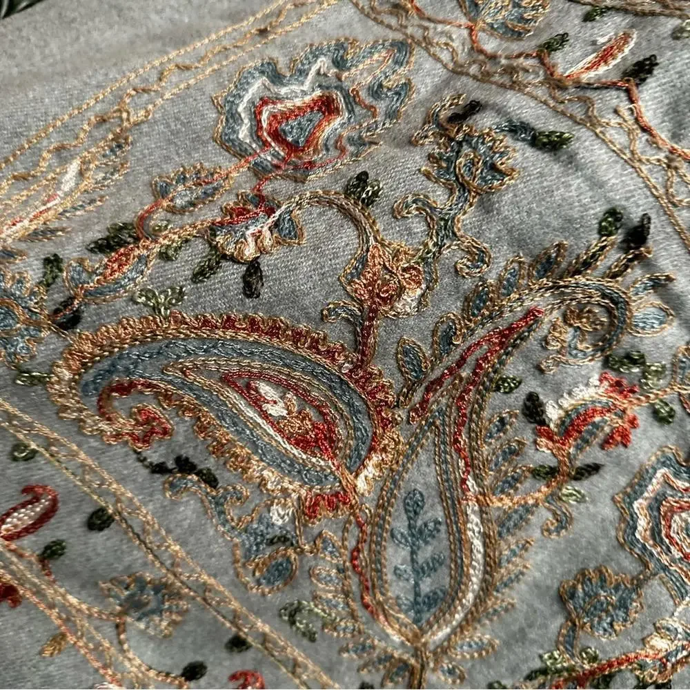 100% Cashmere embroidered floral scarf wrap ruana - Picture 7 of 10